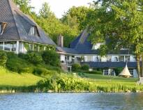 The hotel has a superb location directly on the idyllic lake, Bistensee, in the small northern German town of Alt Duvenstedt.
