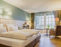 Die Zimmer sind mit echten Holzböden, hellen Wänden und einem herrlichen Blick auf den See oder den Garten ausgestattet.