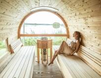 Entspannen Sie sich im Wellnessbereich und genießen Sie zum Beispiel. die finnische Sauna.