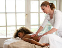 Gönnen Sie sich eine entspannende Massage oder Wellnessbehandlung.