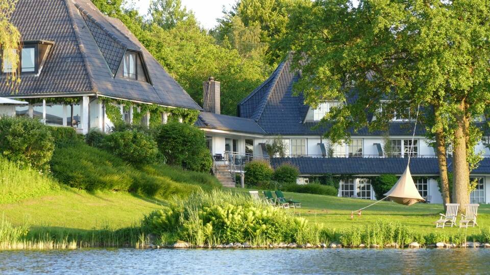 Hotellet ligger alldeles intill den idylliska sjön Bistensee i den lilla nordtyska orten Alt Duvenstedt
