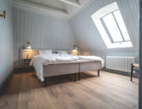 Nyd værelserne, der er indrettet med elegance, og som har en atmosfære af gammel herregård.