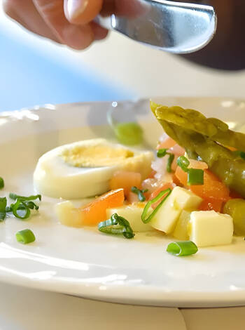 Njut av läckra regionala rätter tillagade med lokala ingredienser.