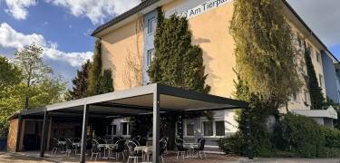 Hotellets terrasse er overdækket og opvarmet, til hyggelige aftener udendørs.