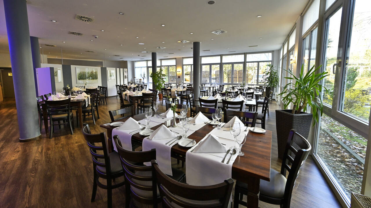 I restauranten vil du blive forkælet med regionale og internationale specialiteter.