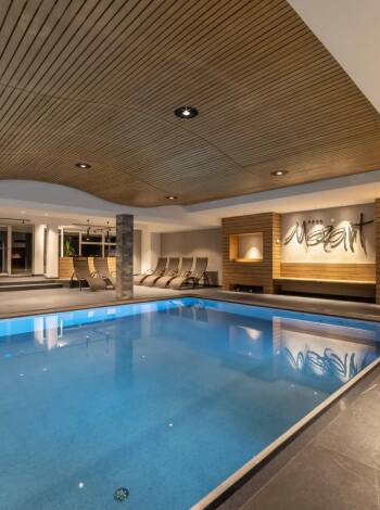 En svømmetur i den indendørs pool, efterfulgt af tid i sauna eller dampbad, er den perfekte måde at slappe af efter en aktiv dag.