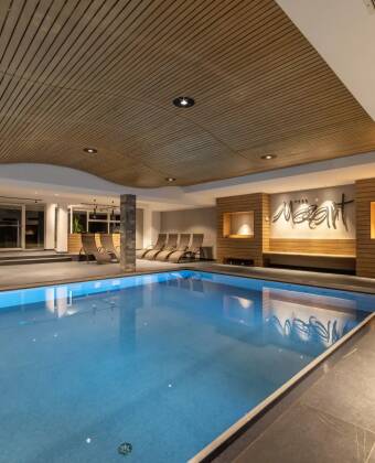 Nach einem aktiven Tag sorgt ein Sprung ins Hallenbad und ein Besuch in Sauna oder Dampfbad für wohlige Erholung.