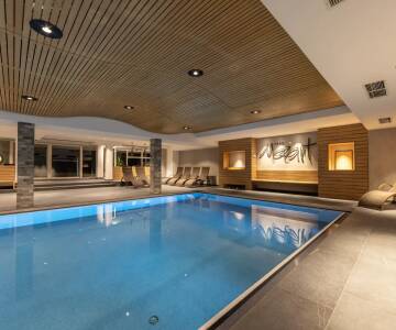 Nach einem aktiven Tag sorgt ein Sprung ins Hallenbad und ein Besuch in Sauna oder Dampfbad für wohlige Erholung.