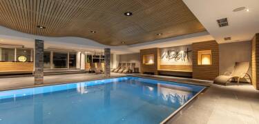 En svømmetur i den indendørs pool, efterfulgt af tid i sauna eller dampbad, er den perfekte måde at slappe af efter en aktiv dag.