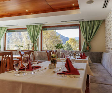 Lassen Sie den Tag mit Tiroler Spezialitäten im gemütlichen Restaurant ausklingen.