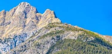 Med TirolWest kortet, som er inkluderet i opholdet, får du gratis adgang til udvalgte svævebaner og stolelifte – så du let kan nå områdets bedste udsigtspunkter.