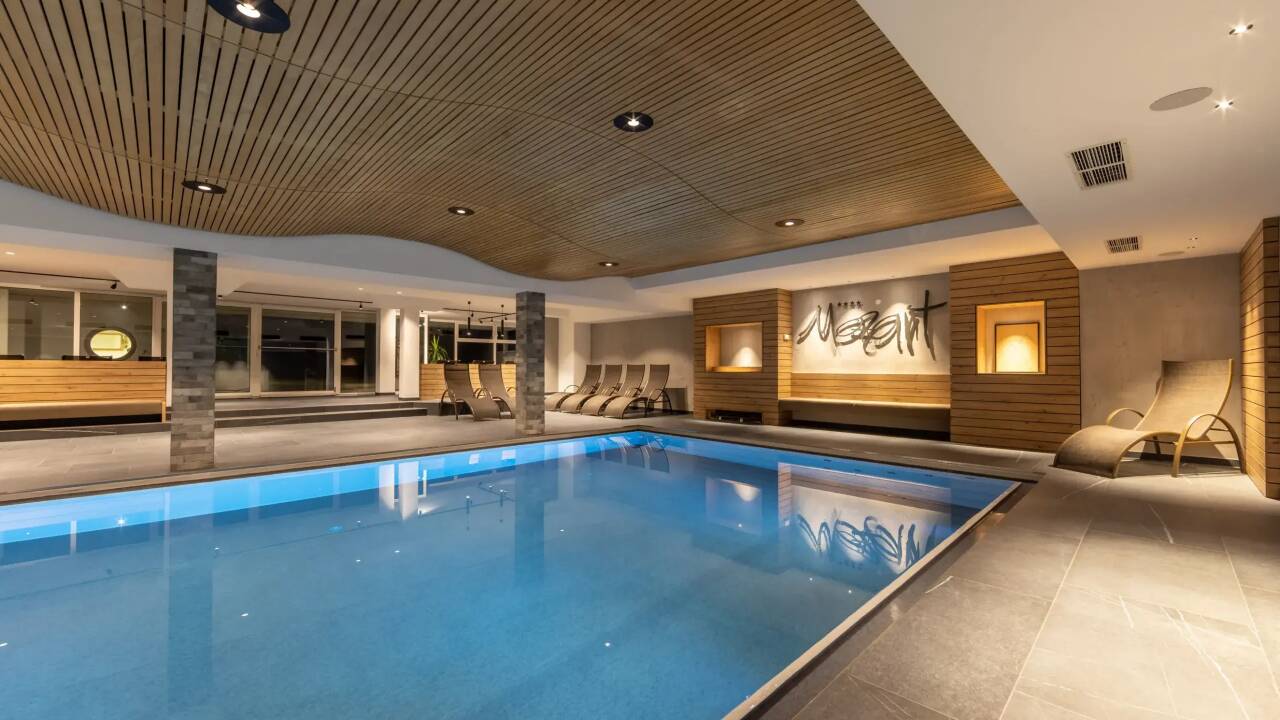 Nach einem aktiven Tag sorgt ein Sprung ins Hallenbad und ein Besuch in Sauna oder Dampfbad für wohlige Erholung.