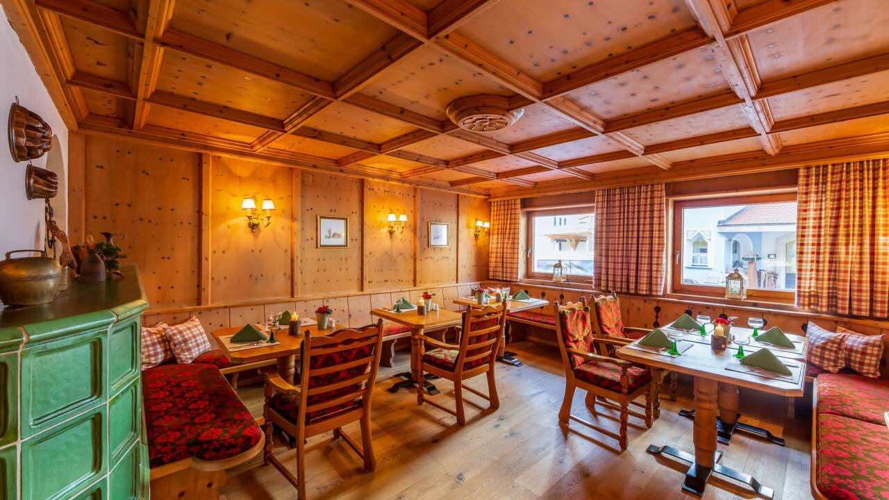 Lassen Sie den Tag mit Tiroler Spezialitäten im gemütlichen Restaurant ausklingen.