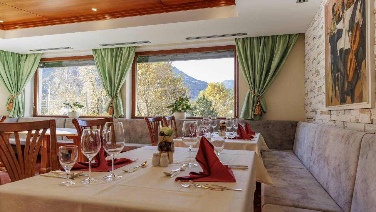 Lassen Sie den Tag mit Tiroler Spezialitäten im gemütlichen Restaurant ausklingen.