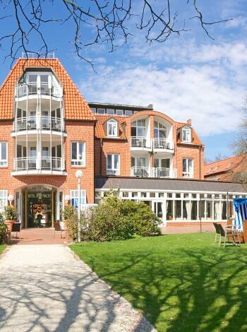 Das Hotel Hohe Wacht ist nur einen kurzen Spaziergang von der Küste entfernt und erwartet Sie in einer wunderschönen Umgebung.