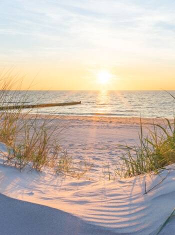 Njut av strandlivet med härliga badupplevelser och vackra solnedgångar