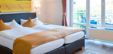I kan vælge imellem hotellets dobbeltværelser eller ferielejligheder, hvor der også er køkken og spiseplads