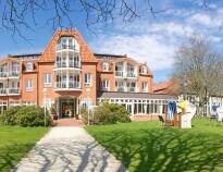Hotel Hohe Wacht ligger blot en lille gåtur fra strandkanten og byder jer velkommen i flotte omgivelser.