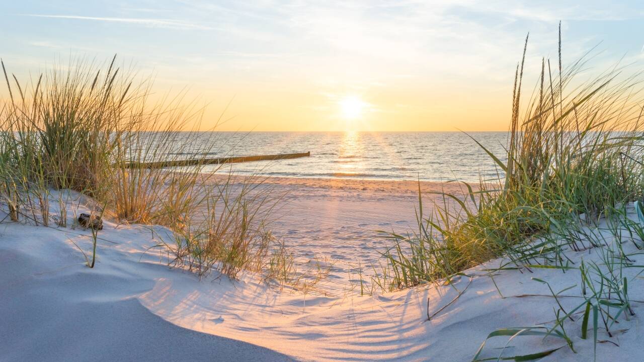 Das Hotel Hohe Wacht liegt in unmittelbarer Nähe zum Strand, der im Sommer und im Winter ein echtes Erlebnis ist.