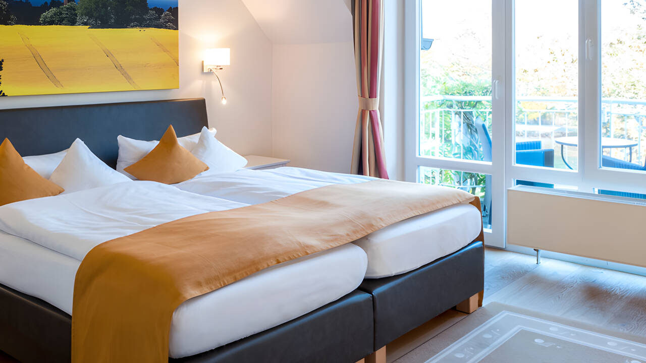 Alle Zimmer sind mit Dusche und WC, Haartrockner, Telefon, Radio, Kabel-TV, Minibar und Schreibtisch ausgestattet.