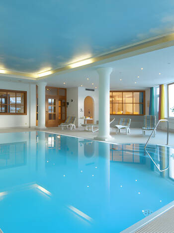 Hotellets wellnessområde omfatter både en swimmingpool, flere saunaer, infrarød kabine og et Kneipp-basin.