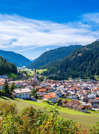 Das Hotel Erika liegt malerisch auf 1.400 m Höhe in Nauders, auf dem Plateau zwischen Reschenpass und Finstermünzpass.
