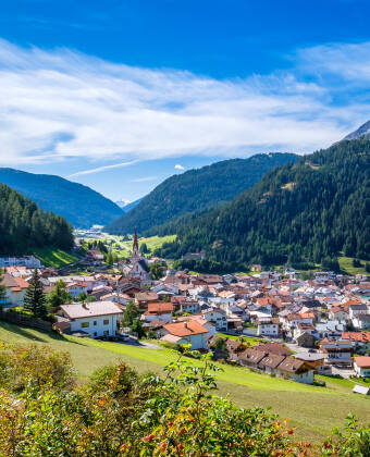 Hotel Erika enjoys a picturesque location at 1,400 metres in Nauders, on a plateau between the 'Reschenpass' and the 'Finstermünzpass'.