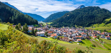 Das Hotel Erika liegt malerisch auf 1.400 m Höhe in Nauders, auf dem Plateau zwischen Reschenpass und Finstermünzpass.