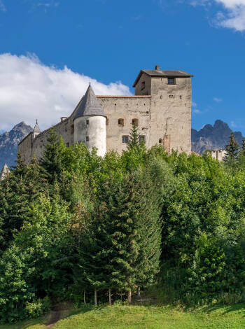 Nauders liegt an der antiken Via Claudia Augusta, die auch am Schloss Naudersberg vorbeiführt.