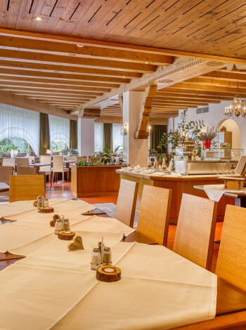 I hotellets restaurang serveras det både specialiteter från Tyrolen och internationella rätter