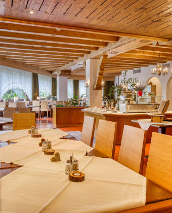Das Restaurant bietet regionale und internationale Speisen.