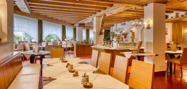 Hotellets restaurant serverer velsmagende regionale og internationale retter.