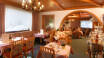 I hotellets restaurang serveras det både specialiteter från Tyrolen och internationella rätter