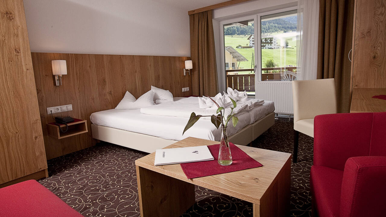 Alle hotellets værelser tilbyder moderne og hyggelige rammer under opholdet i Tyrol.