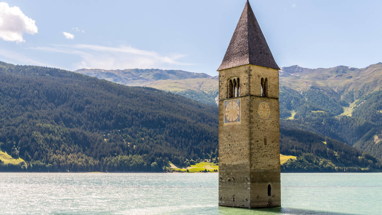 Det sunkne gamle klokketårn i Reschensee er et af regionens helt store vartegn.