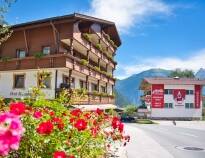 Hotellets traditionelle, alpine atmosfære indbyder til hyggelige stunder.