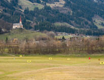 Golfare kan ha en fantastisk dag ute på den 65 hektar stora Zillertals golfbana med 18 hål.