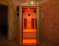 Få varmet kroppen godt igennem i hotellets infrarøde sauna.