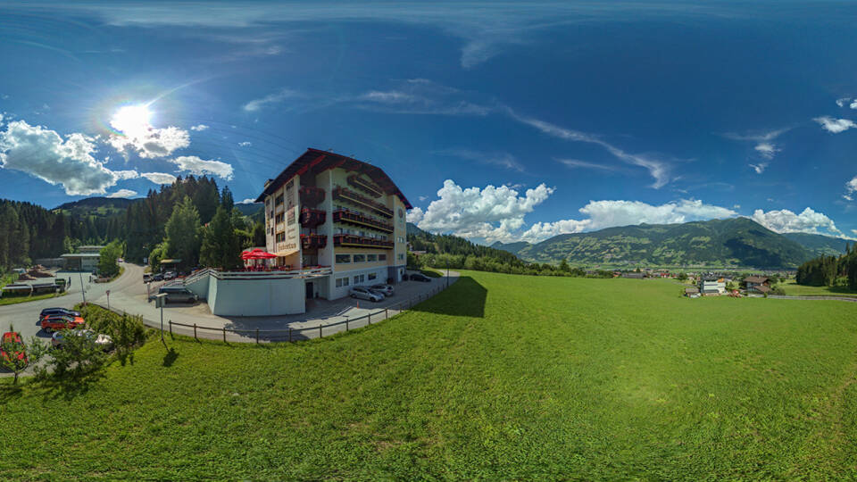 Das drei-Sterne-Hotel Hubertus im Herzen der grünen Alpen in Tirol ist seit 40 Jahren im Familienbesitz