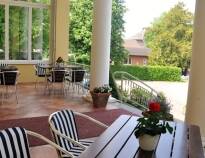 Gå en tur i hotellets have, slap af med en kop kaffe på terrassen og nyd den ægte nordtyske landidyl