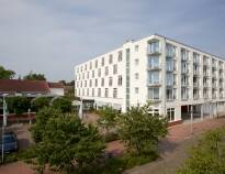 Hotellet ligger i rolige omgivelser like ved elvebredden langs Kielkanalen.