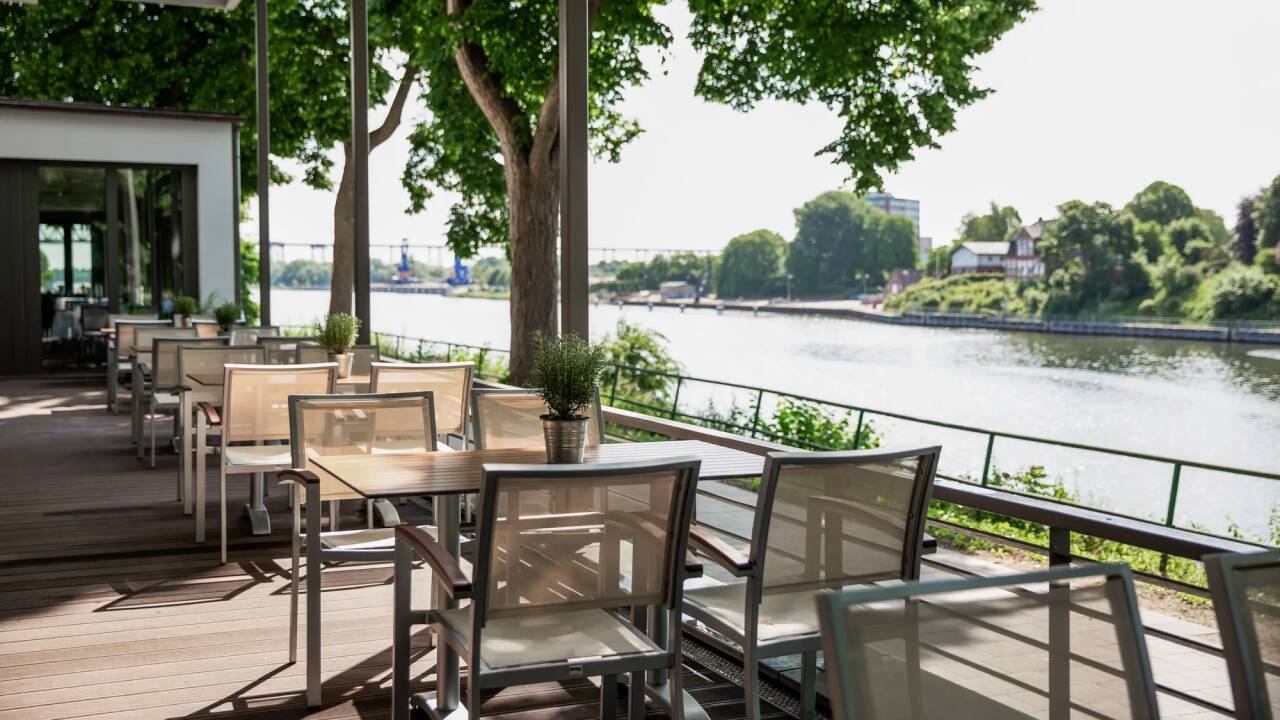 Hotellets terrasse er et godt sted at holde øje med den flydende trafik på Kielerfloden.