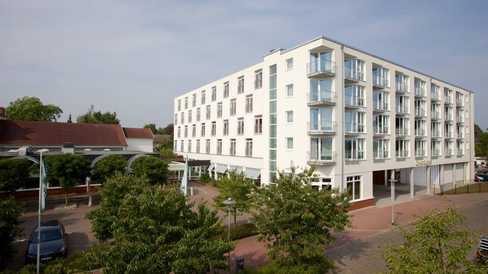 Hotellet ligger i rolige omgivelser like ved elvebredden langs Kielkanalen.