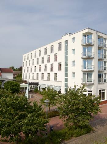 Hotellet ligger i rolige omgivelser like ved elvebredden langs Kielkanalen.