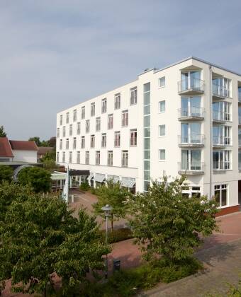 Hotellet ligger i rolige omgivelser og flankeret af Kielerfloden.