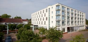 Hotellet ligger i rolige omgivelser og flankeret af Kielerfloden.