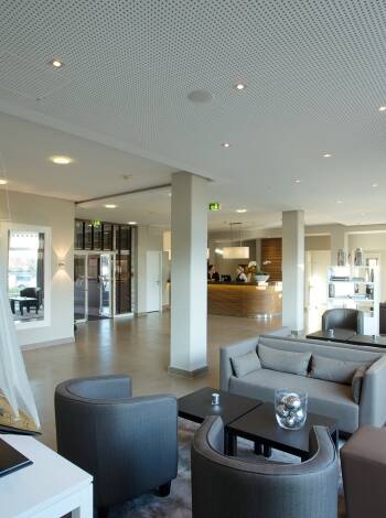 Slappna av på hotellet med en bok eller trevligt sällskap