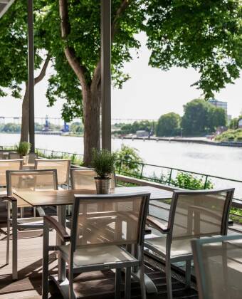 Slå dere ned på hotellets terrasse og følg med på den seilende trafikken som går nedover elva.