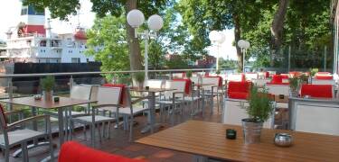 The hotel terrace is a good place to watch the flowing traffic on the Kieler River.
