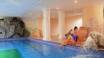 Nyt livet i hotellets eget flotte spaområde med to saunaer, tre dampbad og innendørs basseng.